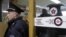 Policías son vistos dentro de la oficina de la estación de radio rusa Ekho Moskvy, después de que un intruso atacara a la presentadora Tatyana Felgengauer en Moscú, el lunes, 23 de octubre de 2017. 