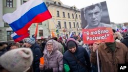 数千名俄罗斯民众为纪念反对党领导人鲍里斯·涅姆佐夫遇害两周年在莫斯科游行(2017年2月26日)