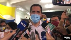 El líder opositor venezolano Juan Guaidó conversa con la prensa luego de un evento político en Caracas. Junio 3, 2021. [Foto: VOA/Álvaro Algarra]