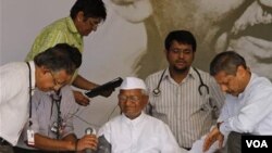 Sekelompok dokter memeriksa kesehatan aktivis India, Anna Hazare, saat Hazare melakukan aksi mogok makan bulan Agustus silam.