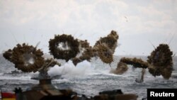 Kendaraan amfibi penyerang milik Korps Marinir Korea Selatan menembakkan bom asap saat mereka bergerak menuju daratan dalam latihan militer AS-Korea Selatan Foal Eagle, di Pohang, Korea Selatan, 2 April 2017. (Foto: dok).