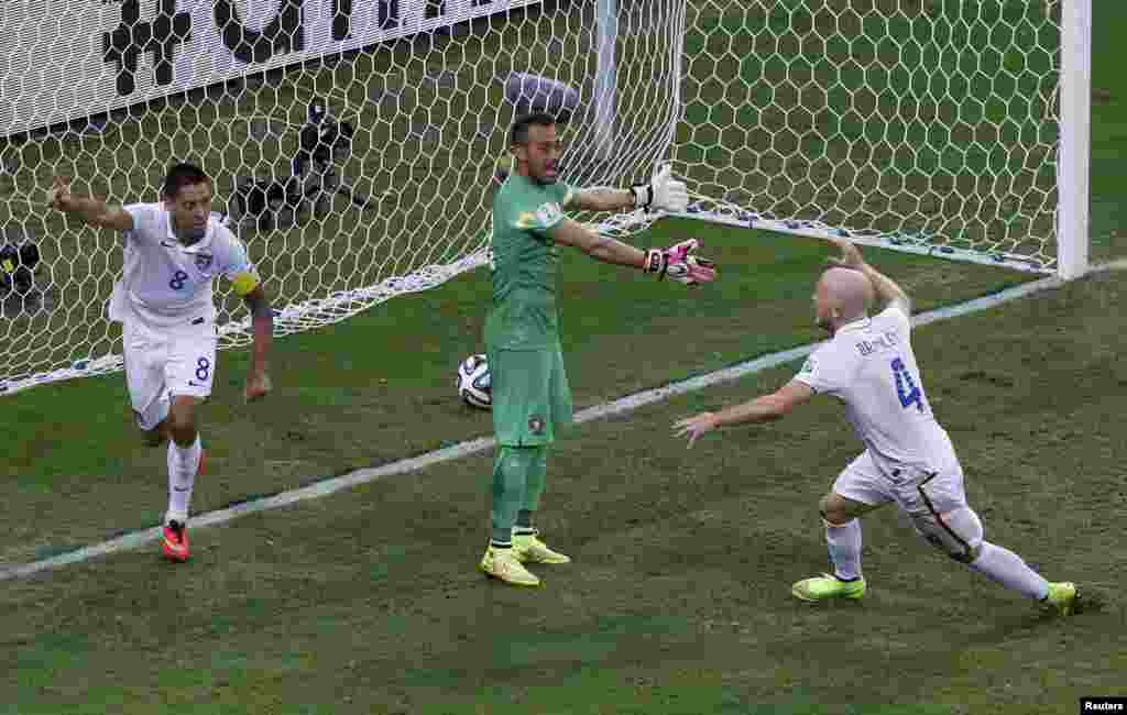 امریکی کھلاڑی کلنٹ ڈیمپسی نے گول کر کے خوشی کا اظہار کر رہے ہیں۔