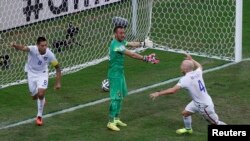 Clint Dempsey (kiri) merayakan keberhasilan tim AS memasukkan gol ke gawang kesebelasan Portugal dalam pertandingan Piala Dunia 2014 di arena Amazonia, Manaus tanggal 22 Juni yang lalu (Foto: dok). 