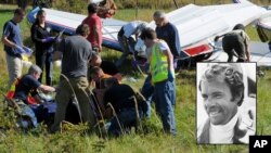 Personal de rescate atiende la avioneta del escritor Richar Bach, que se estrelló en un archipiélago del estado de Washington, el viernes 31 de agosto.