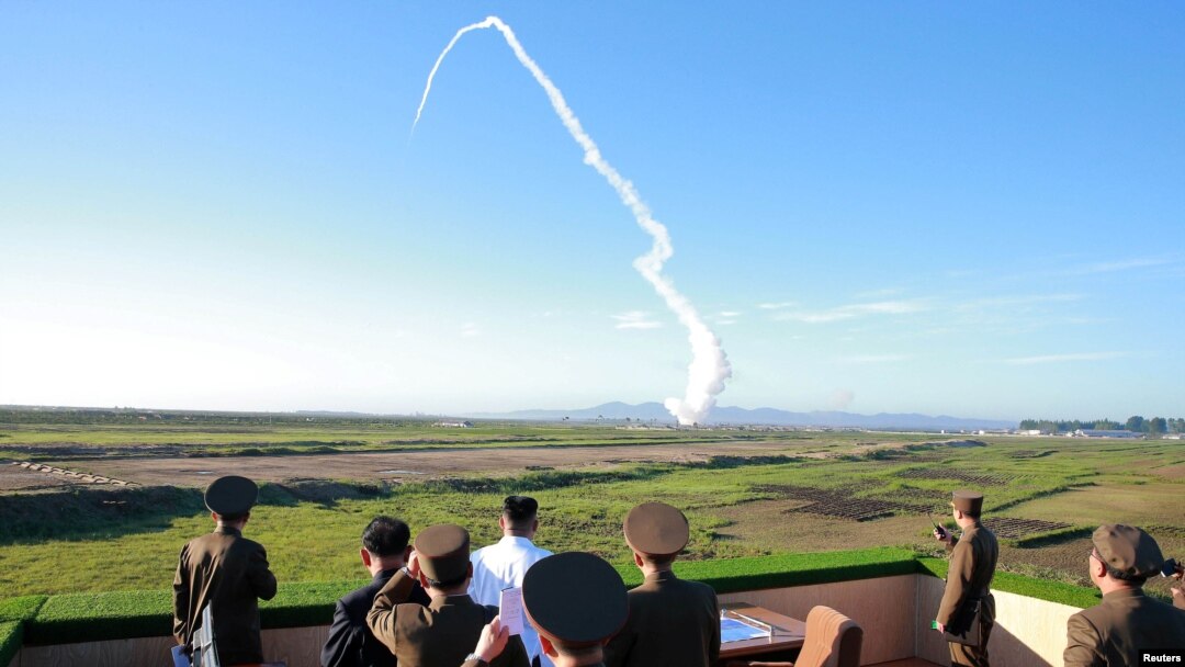 Lãnh tụ Bắc Hàn Kim Jong Un theo dõi vụ thử vũ khí phòng không kiểu mới (ảnh KCNA, công bố 28/5/2017)