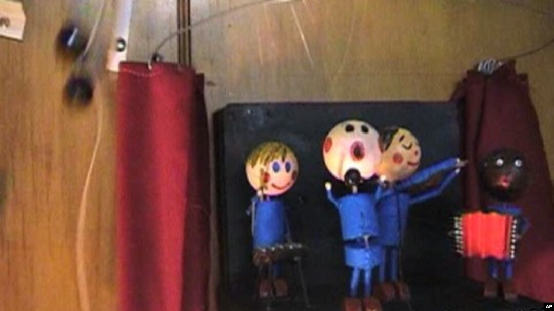 Artist Gets Laughs by Doing Simple Things the Hard Way