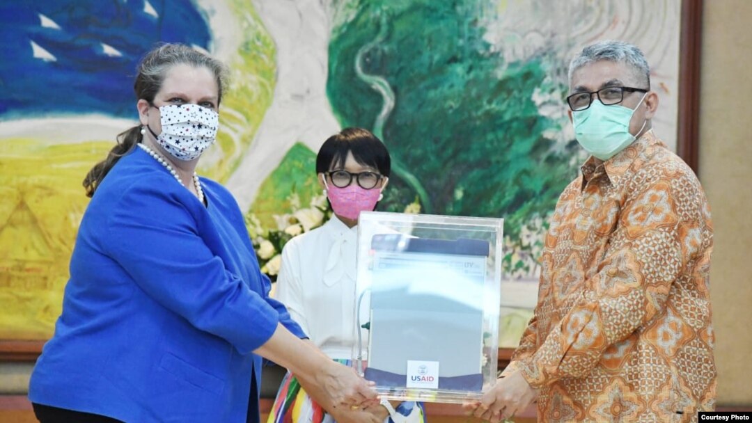 Pemerintah Amerika Serikat, Selasa (28/7) menyerahkan secara simbolis bantuan seratus ventilator dari seribu yang dijanjikan kepada pemerintah Indonesia. (Foto: Kemenlu)