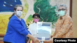 Pemerintah Amerika Serikat, Selasa (28/7) menyerahkan secara simbolis bantuan seratus ventilator dari seribu yang dijanjikan kepada pemerintah Indonesia. (Foto: Kemenlu)