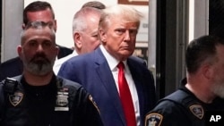 ARCHIVO - El expresidente Donald Trump es escoltado a una sala del tribunal, el 4 de abril de 2023, en Nueva York.