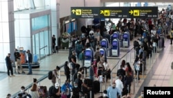 Pasajeros hacen filas en el Aeropuerto Internacional de Tocumen, en la Ciudad de Panamá, durante la pandemia de coronavirus, el 16 de octubre de 2020.