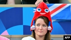 Una espectadora usa un sombrero de la mascota olímpica de París 2024, en el Estadio Roland-Garros en la capital francesa, el 29 de julio de 2024.