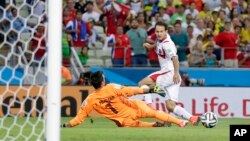 Marco Ureña de Costa Rica ya ha tocado finamente el balón venciendo la resistencia del arquero uruguayo Fernando Muslera, en el triunfo tico 3-1 sobre los charrúas.