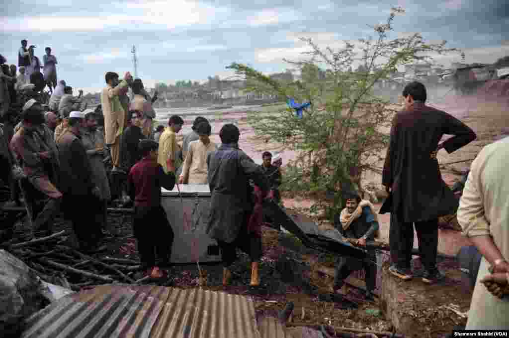 مختلف علاقوں میں مکانوں کی چھتیں اور دیواریں گرنے کے علاوہ پہاڑی تودے گرنے سے بھی جانی و مالی نقصان ہوا۔