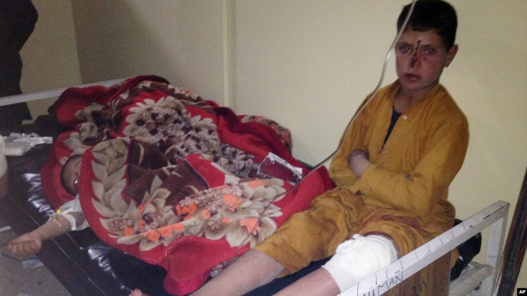 Beberapa anak Afghanistan yang terluka akibat ledakan di Yahya Khel, Paktika dirawat di rumah sakit setempat Minggu (23/11).