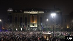 Demonstruesit mblidhen për të protestuar para Parlamentit kundër vendimit të qeverisë për pezullimin e negociatave për anëtarësim në BE deri në 2028. Tbilisi, 30 nëntor, 2024.