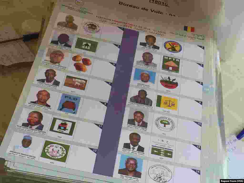 Les bulletins de vote du scrutin présidentiel du 10 avril au Tchad. L&rsquo;un des 14 candidats s&#39;est désisté quelques jours avant le scrutin, N&rsquo;Djamena, 10 avril 2016, (VOA/Bagassi Koura)