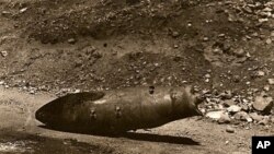 یه‌ک له‌ بۆمبه‌ ناپاڵمه‌کانی ڕژێمی پـێشووی عێراق که‌ له‌ ڕێی فڕۆکه‌ جه‌نگیـیه‌کانیـیه‌وه‌ گرتبووه‌یه‌ ناوچه‌یه‌کی کوردستان، (ئه‌رشیفی وێنه‌)