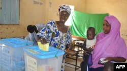 Une femme vote lors du référendum constitutionnel, Nouakchott, 5 août 2017 .