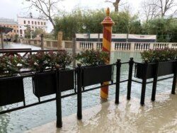 FILE - The 'Acqua Alta,' a term used to describe Venice's exceptional tide peaks, is seen outside the city's Luna Baglioni Hotel during November flooding. (Sabina Castelfranco/VOA)
