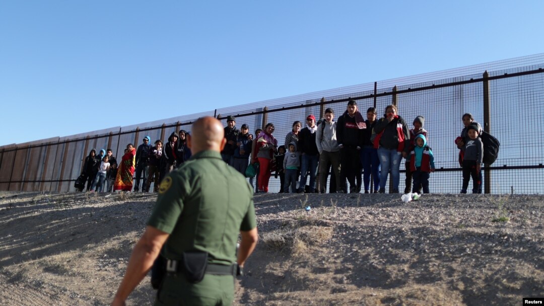 Las autoridades de inmigración siguen separando a niños de sus padres por ciertas razones, por ejemplo, cuando sospechan que el adulto tiene antecedentes penales. Foto de archivo del 6 marzo de 2019.