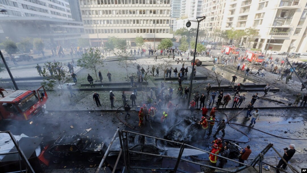 Regu pemadam kebakaran memadamkan api akibat ledakan bom mobil yang menewaskan Mohamad Chatah, mantan dubes Lebanon untuk AS yang juga mantan menteri keuangan, di Beirut, Lebanon 27/12/2013.