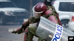 Une policier kenyan frappe un manifestant (non visible sur cette photo) lors de la répression d'une manifestation au centre-ville de Nairobi, Kenya, 16 mai 2016.