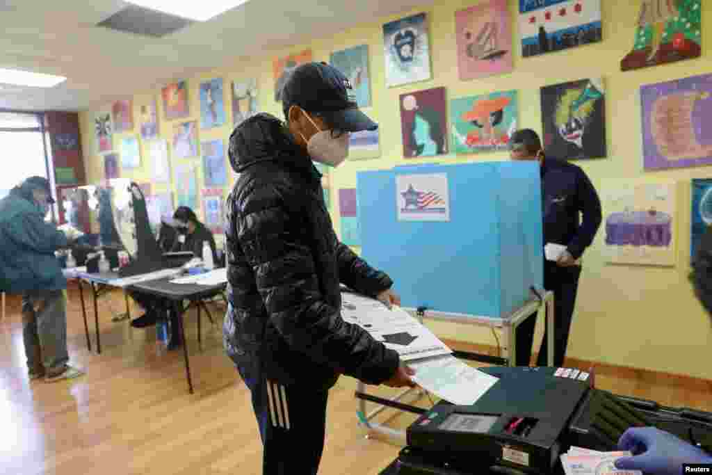 Logan Walton, de 18 a&#241;os, vota por primera vez en un colegio electoral en Deja Hue Art el d&#237;a de las elecciones en Chicago, Illinois.