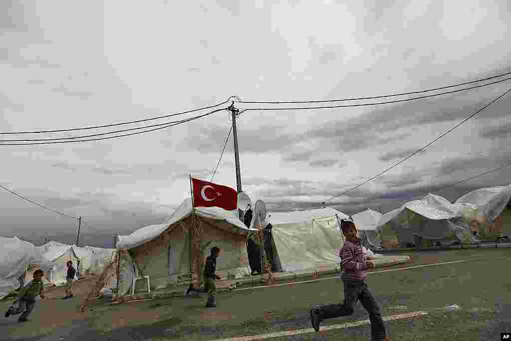 Syrian refugee children play at Boynuyogun refugee camp in Hatay province on the Turkish-Syrian border, March 16, 2012. (Reuters)