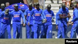 بھارٹی کرکٹ ٹیم کے کھلاڑی فوجی انداز کی ٹوپی پہنے ہوئے۔ فائل فوٹو