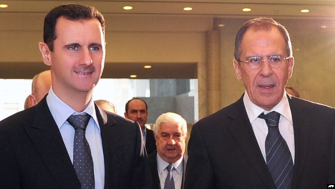 Presiden Suriah Bashar al-Assad (kiri) saat menerima Menlu Rusia Sergei Lavrov di Damaskus (foto: dok). Presiden Assad tidak punya banyak pilihan untuk menghindari serangan militer AS. 