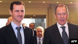 Presiden Suriah Bashar al-Assad (kiri) saat menerima Menlu Rusia Sergei Lavrov di Damaskus (foto: dok). Presiden Assad tidak punya banyak pilihan untuk menghindari serangan militer AS. 