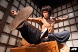 Patung lilin Bruce Lee di museum lilin Madame Tussauds di Hong Kong, 18 Juli 2023, menjelang peringatan 50 tahun kematiannya, yang jatuh tanggal 20 Juli 2023. (Bertha WANG / AFP)