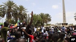 Le rappeur sénégalais Thiat s'adressant samedi à des manifestants à Dakar