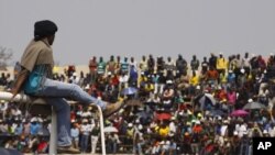 Ribuan pekerja tambang Afsel yang melakukan aksi mogok berkumpul di Stadion Blesbok dekat Rustenburg, Afrika Selatan (13/9). 