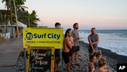 Visitantes observan el atardecer en la playa El Tunco, que forma parte de Surf City, en La Libertad, El Salvador, el jueves 1 de febrero de 2024. (Foto AP/Moises Castillo)