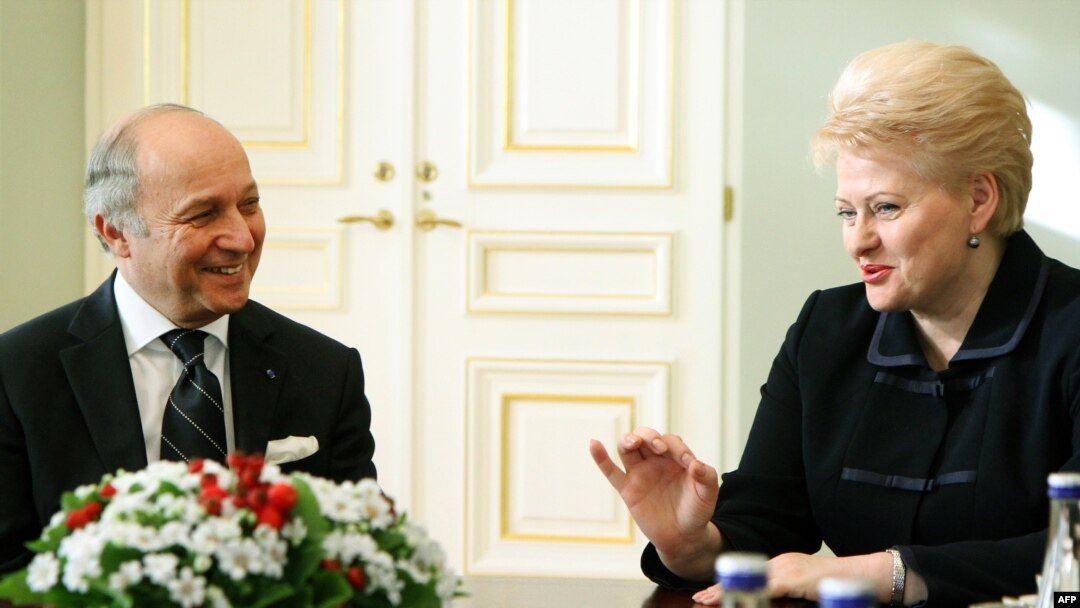 Presiden Lithuania Dalia Grybauskaite (kanan) berbicara dengan Menlu Perancis Laurent Fabius menjelang pembukaan KTT Uni Eropa di Vilnius (28/11). 
