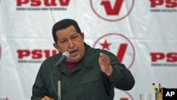 Shugaban kasar Venezuela Hugo Chavez ya na kalubalantar Amurka cewa idan ta isa ta yanke huldar jakadanci da kasar shi.