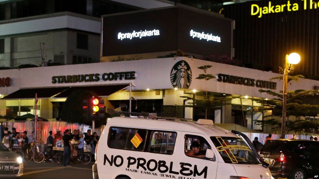 Layar elektronik di atas kafe Starbucks, lokasi serangan teroris, Kamis 14 Januari 2015, menampilkan pesan "Pray for Jakarta" untuk menunjukkan dukungan bagi warga Jakarta (Foto: AP). 