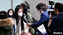 A passenger speaks to a reporter after Italy ordered COVID-19 tests for all travelers coming from China, December 29, 2022. (REUTERS/Jennifer Lorenzini)