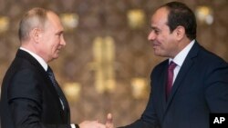 Vladimir Poutine, à gauche, et Abdel-Fattah El-Sissi,après une conférence de presse au Caire, en Egypte, le 11 décembre 2017. 