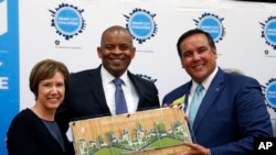ARSIP - Barb Bennett, kiri, COO Vulcan, Inc, dan Menteri Transportasi AS, Anthony Foxx, tengah menujukkan penghargaan Smat City Challenge kepada Walikota Columbus, Ohio, Andrew Ginther, hari Kamis 23 Juni 2016 di Columbus, Ohio (foto: Jay LaPrete/AP Images untuk Vulcan, Inc.)