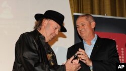 Neil Young acepta el premio de la Academia de la Música de parte de productores e ingenieros del evento de los Grammy.