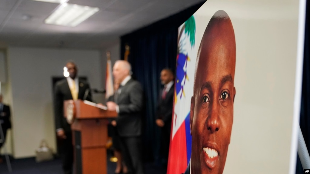 Una imagen del presidente haitiano Jovenel Moïse se muestra en una conferencia de prensa el 14 de febrero de 2023 en Miami.