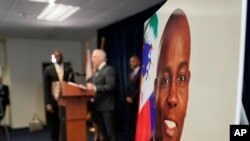 Una imagen del presidente haitiano Jovenel Moïse se muestra en una conferencia de prensa el 14 de febrero de 2023 en Miami.