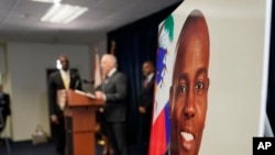 Una imagen del presidente haitiano Jovenel Moïse se muestra en una conferencia de prensa el 14 de febrero de 2023 en Miami.