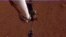 ARCHIVO- Esta imagen proporcionada por la NASA muestra a InSight colocando un sismógrafo en la superficie de Marte. 19-12-18.