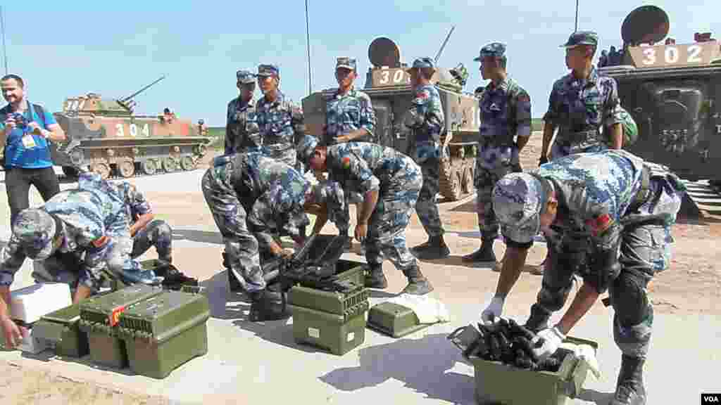 中国空降兵在离莫斯科200公里远的杜波洛维奇演习场。