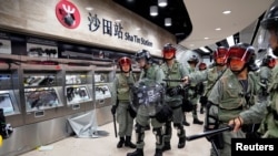 လုံခြုံရေးယူနေသည့် ဟောင်ကောင်ရဲတပ်ဖွဲ့ဝင်များ။ (စက်တင်ဘာ ၂၂၊ ၂၀၁၉)
