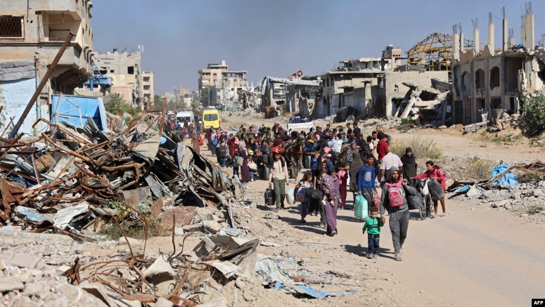 Raseljeni Palestinci koji bježe od izraelskih vojnih operacija u Beit Lahiji u sjevernom pojasu Gaze šetaju duž glavne ceste Salah al-Din u istočnom gradu Gaze 22. oktobra 2024. U izvještaju UN-a se kaže da je rat unazadio razvoj u Gazi za sedam decenija i više generacija.