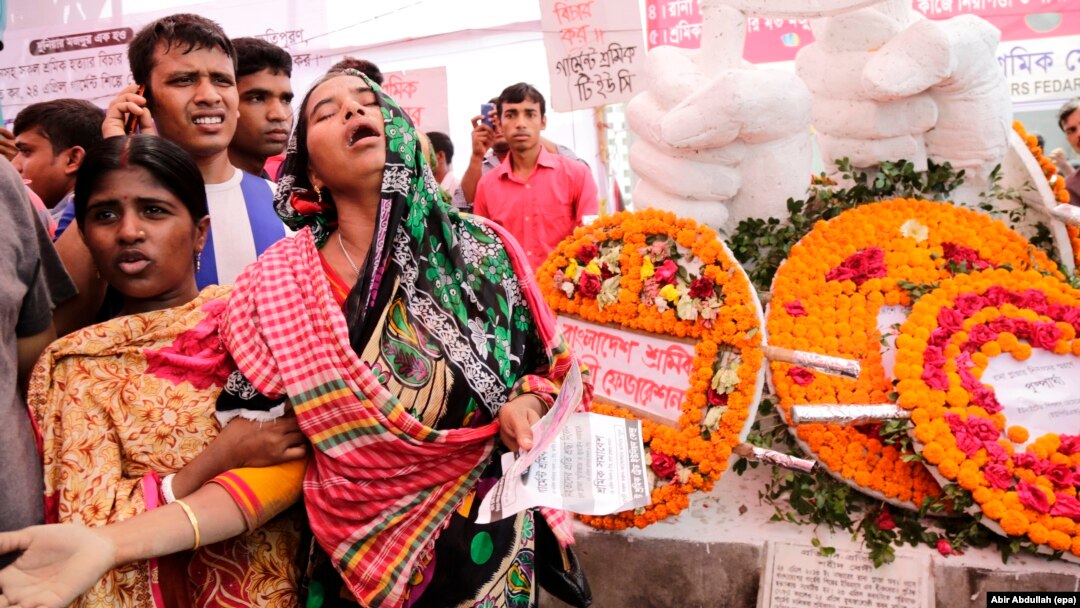 Kerabat korban robohnya gedung Rana Plaza menangis dalam upacara peringatan tiga tahun tragedi tersebut di Dhaka, Bangladesh (24/4). (EPA/Abir Abdullah)